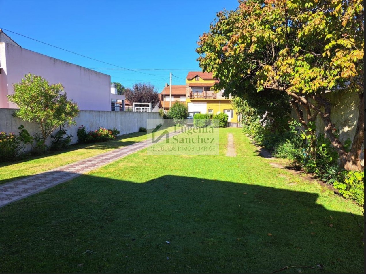Casa con amplio lote de frente, APTO CREDITO